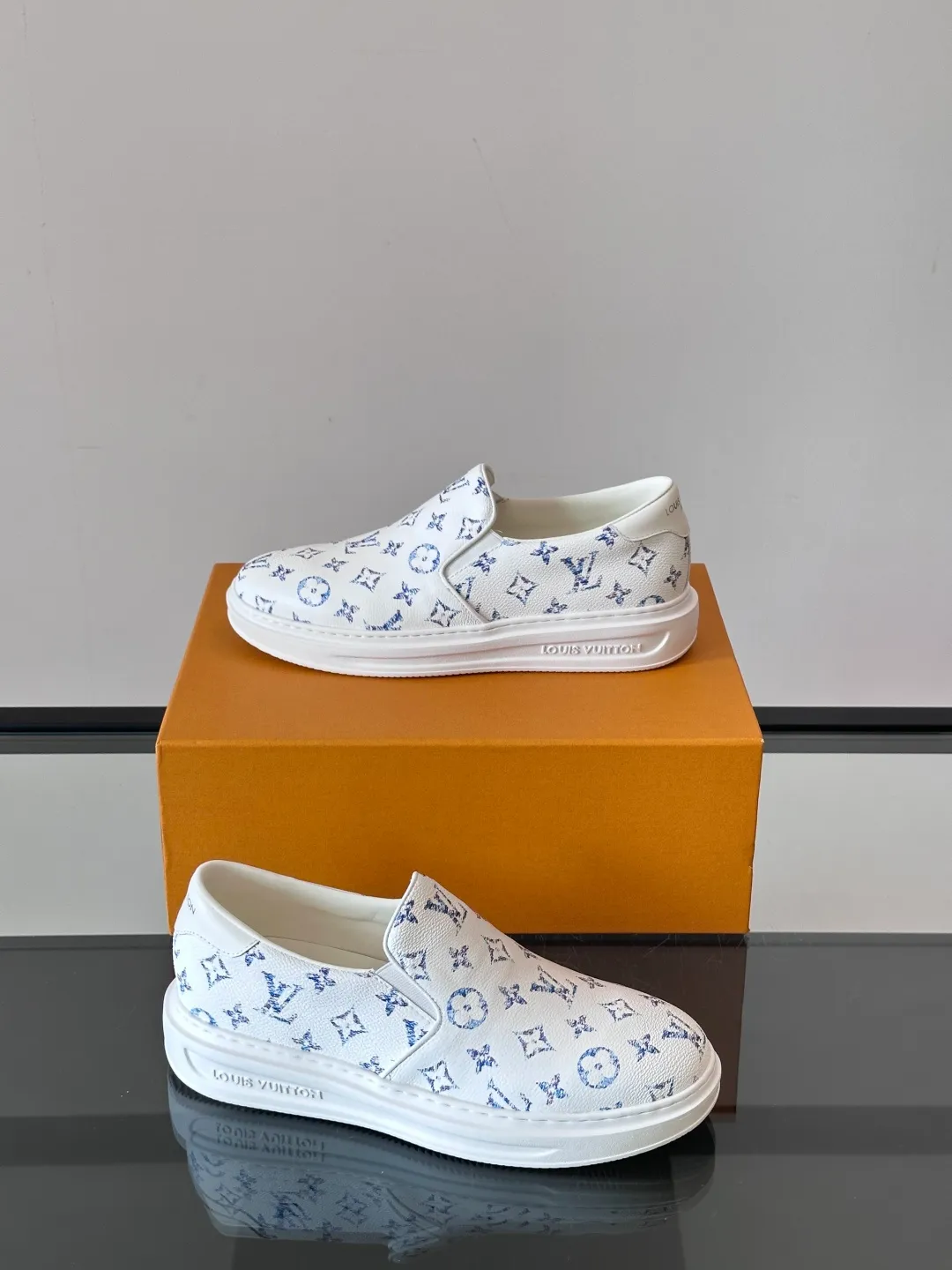 Men's shoes 💰p360 "LOUIS VUITTO＊" Classic presbyopic slip-on loafers are made of classic Damier Gra men's shoes 💰phite canvas, with LV logo embellishment on the shoe body, leather straps decorated with LV metal logo buckles, smooth calf leather trim, and Monogram flower rubber outsole, full of youthful vitality and elegance. Blake craftsmanship and hand-stitched uppers cleverly establish recognition, and the standard sheepskin lining provides a comfortable and soft foot feel! Size: 38-44